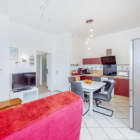 1 Bedroom Cozy Apartment In Royan Lejlighed *
